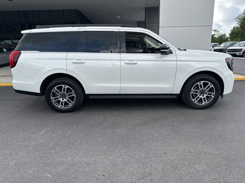 Used 2025 Ford Expedition Active AWD/4WD image 3