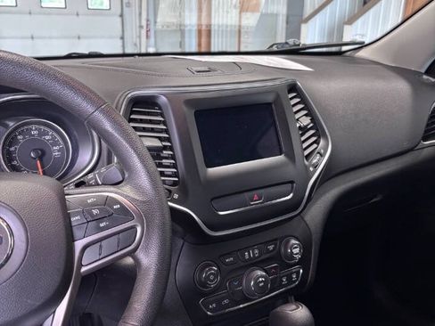 Used 2019 Jeep Cherokee Latitude w/ Popular Appearance Group AWD/4WD image 5