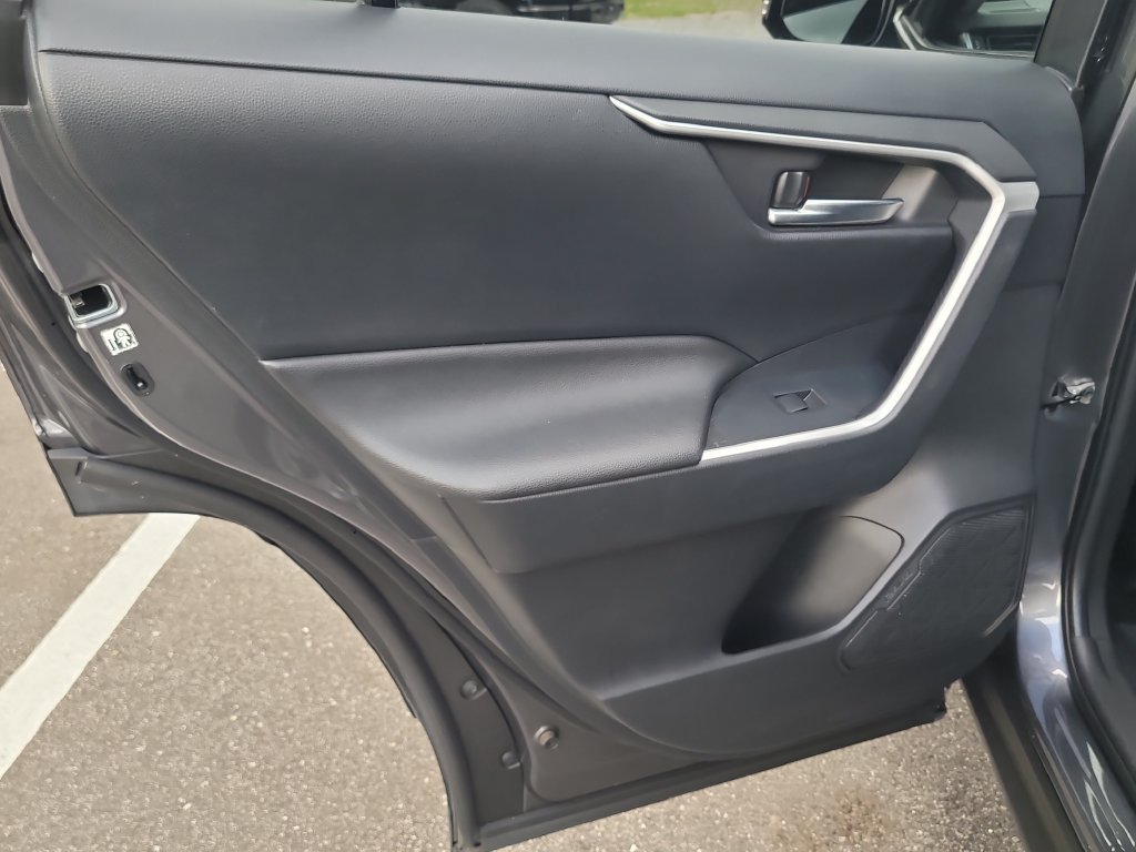 Used 2019 Toyota RAV4 XLE FWD image 9