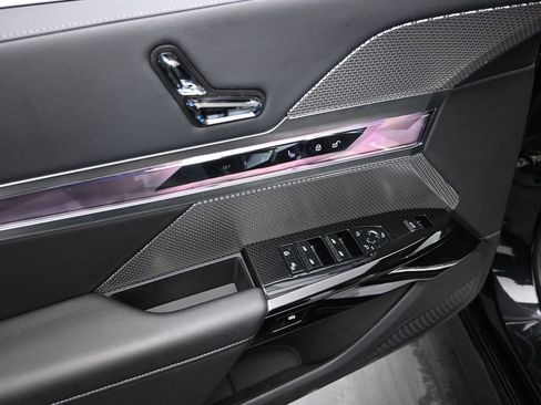 Used 2025 BMW 740i image 9