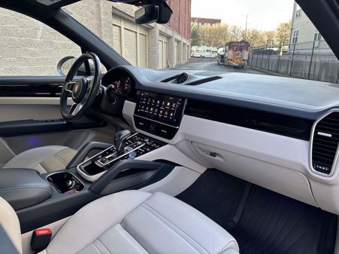 Used 2022 Porsche Cayenne AWD/4WD image 9