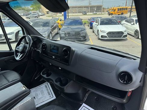 Used 2021 Freightliner Sprinter 2500 RWD image 27