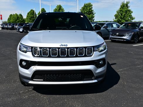 Used 2025 Jeep Compass Limited AWD/4WD image 3