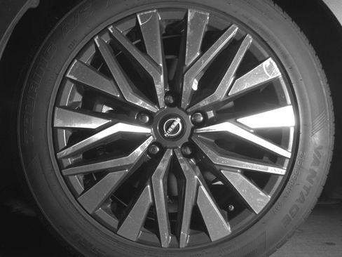 Used 2025 Nissan Altima 2.5 SV FWD image 12