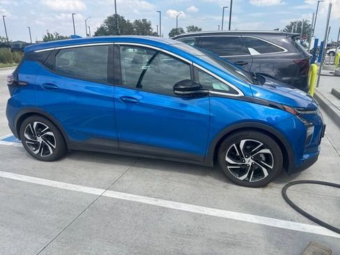 Used 2023 Chevrolet Bolt LT w/ Infotainment Package FWD image 2