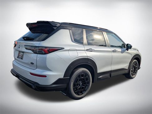 New 2025 Mitsubishi Outlander SE image 4