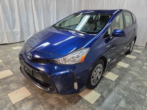 Used 2017 Toyota Prius V Three image 2