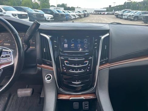 Used 2015 Cadillac Escalade Luxury AWD/4WD image 29