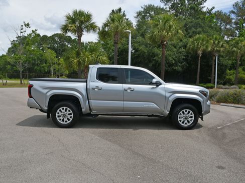 Certified 2024 Toyota Tacoma SR5 AWD/4WD image 2