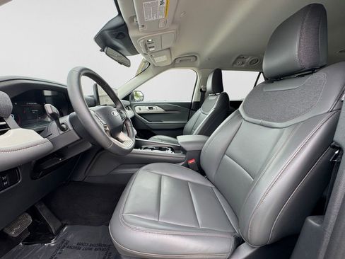 Used 2025 Ford Explorer Active w/ Active Comfort Package AWD/4WD image 17