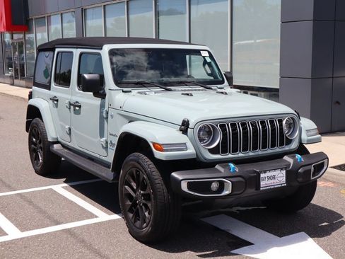 Used 2024 Jeep Wrangler Unlimited Sahara w/ Technology Group AWD/4WD image 3