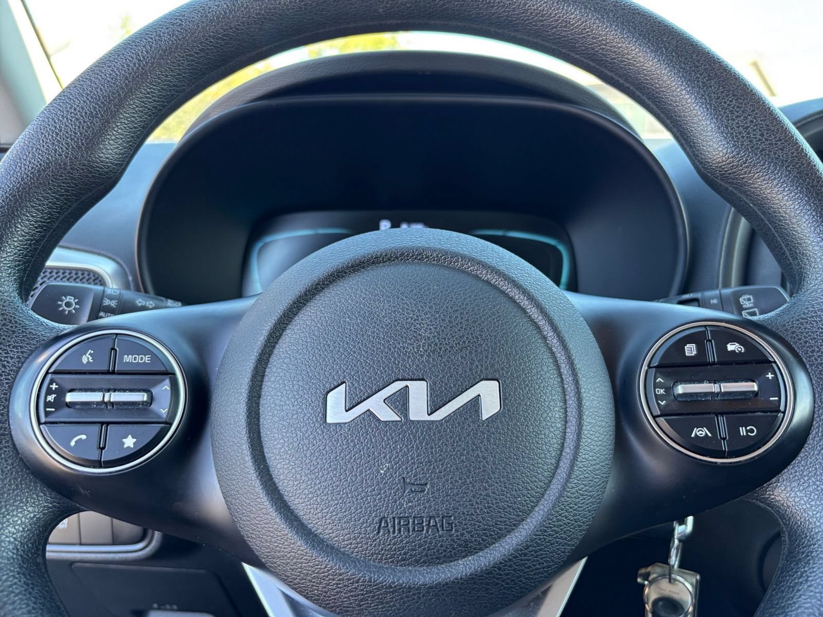 Used 2025 Kia Soul LX w/ LX Technology Package FWD image 25