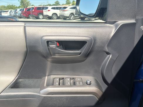Certified 2018 Toyota Tacoma SR5 AWD/4WD image 14