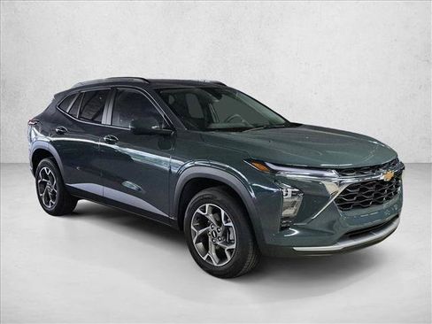 Used 2025 Chevrolet Trax LT FWD image 3