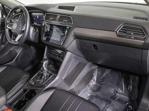 Used 2024 Volkswagen Tiguan SE image 41