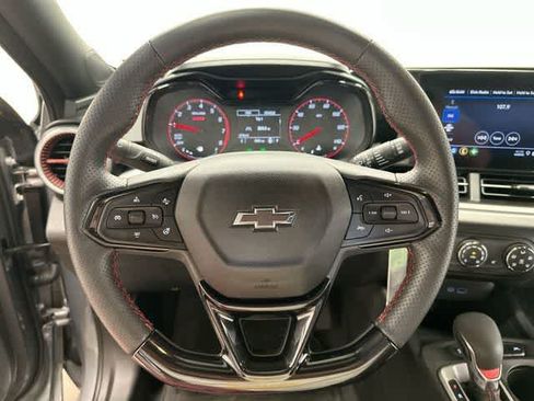 Used 2025 Chevrolet Trax RS FWD image 7