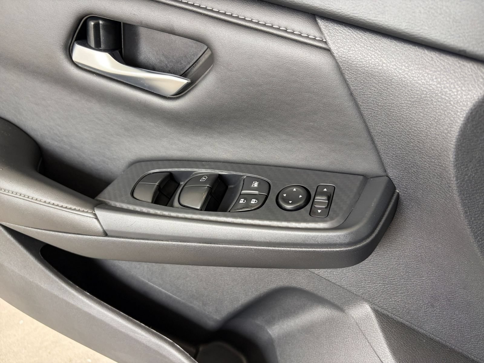 Used 2025 Nissan Sentra SV FWD image 18