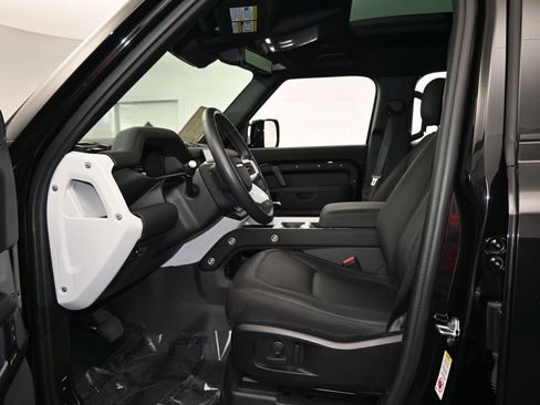 Used 2025 Land Rover Defender 110 S image 12