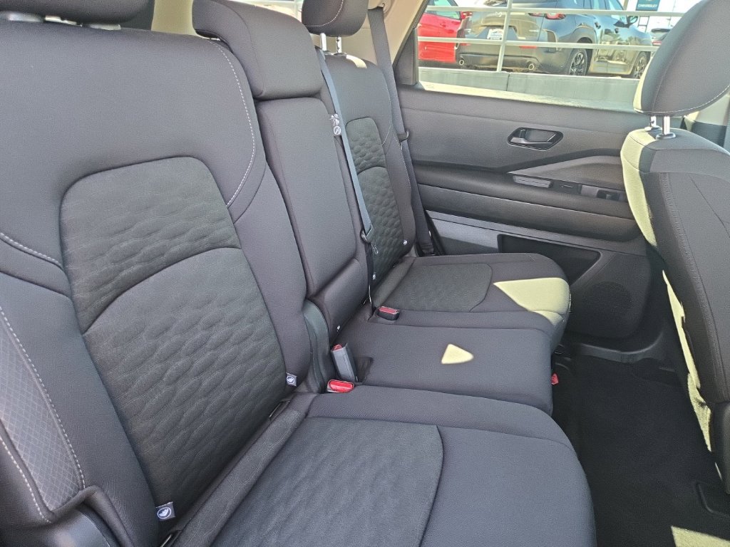 Used 2024 Nissan Pathfinder SV FWD image 11