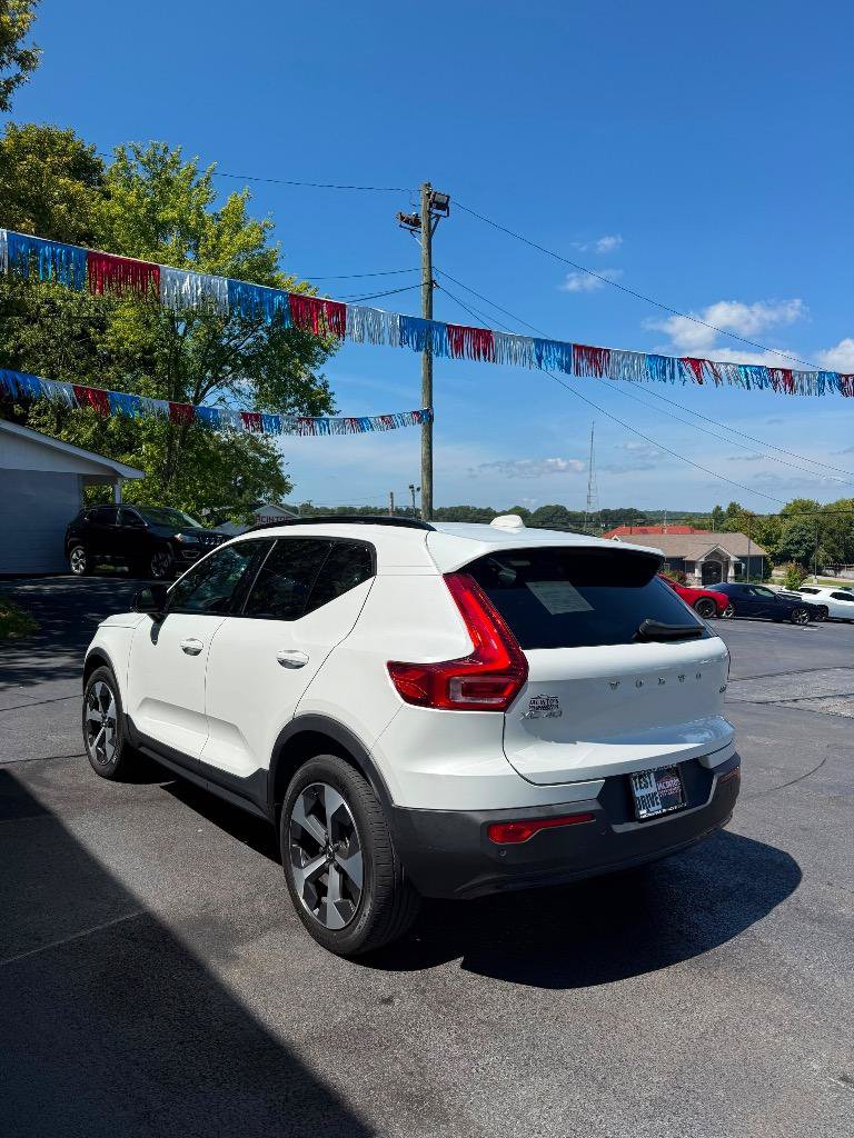 Used 2023 Volvo XC40 B5 Plus AWD/4WD image 2