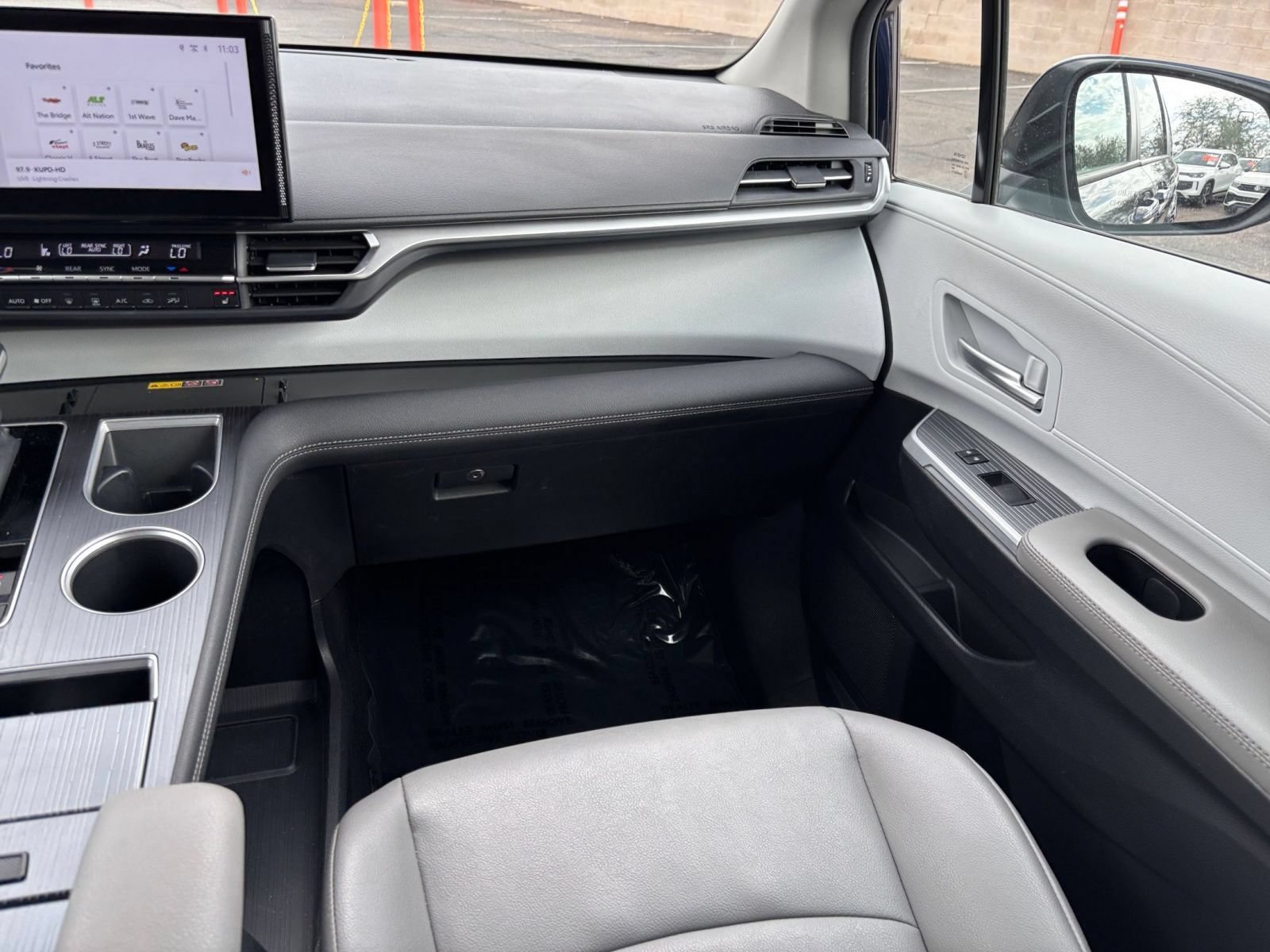 Used 2025 Toyota Sienna XLE FWD image 37