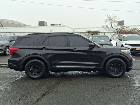 Used 2022 Ford Explorer XLT w/ Equipment Group 202A image 8