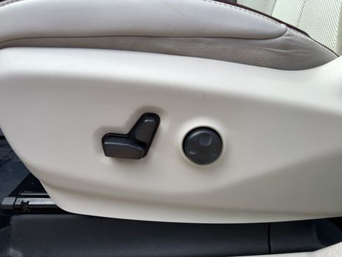 Used 2020 Chrysler Pacifica Limited w/ Advanced Safetytec Group FWD image 10