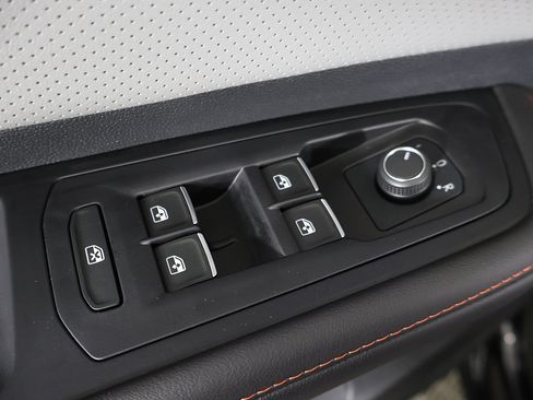 Used 2024 Volkswagen Atlas Peak Edition SEL AWD/4WD image 46