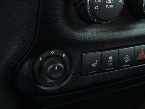 Used 2015 Jeep Wrangler Unlimited Sahara image 29