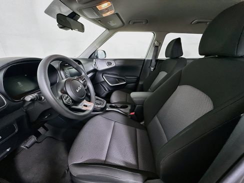 Used 2025 Kia Soul LX w/ LX Technology Package FWD image 13