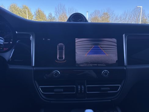 Certified 2022 Porsche Macan image 13