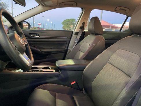 Used 2024 Nissan Altima 2.5 SV image 9