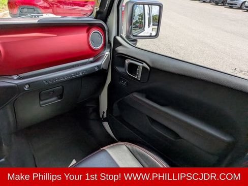 Used 2022 Jeep Wrangler Unlimited Rubicon AWD/4WD image 16