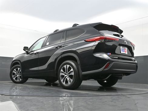 Used 2023 Toyota Highlander XLE image 30