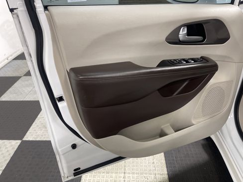 Used 2017 Chrysler Pacifica Touring-L image 10