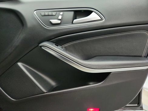 Used 2020 Mercedes-Benz GLA 250 4MATIC w/ Premium Package image 27