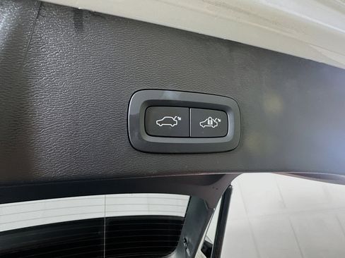 Used 2025 Volvo XC40 B5 Core image 29