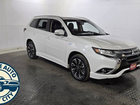 Used 2018 Mitsubishi Outlander SEL image 1