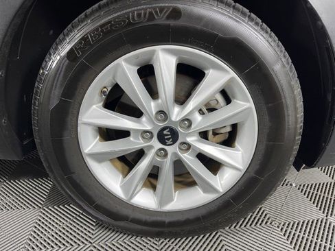 Used 2020 Kia Sorento LX image 11