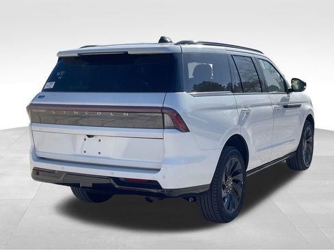 New 2026 Lincoln Navigator Reserve w/ Jet Appearance Package AWD/4WD image 5