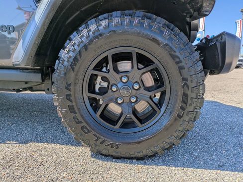 Used 2025 Jeep Wrangler Sport AWD/4WD image 12