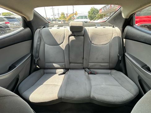 Used 2014 Hyundai Elantra SE image 19