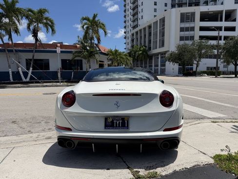 Used 2015 Ferrari California T RWD image 7