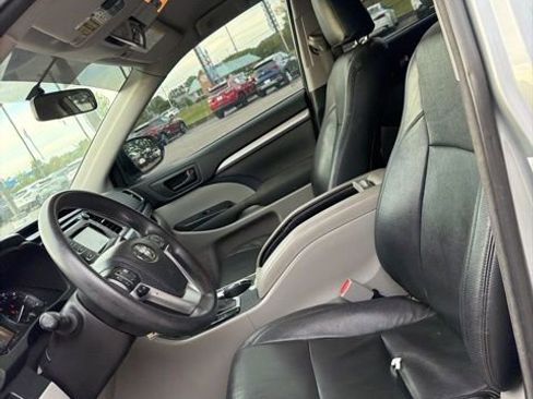 Used 2015 Toyota Highlander LE image 12