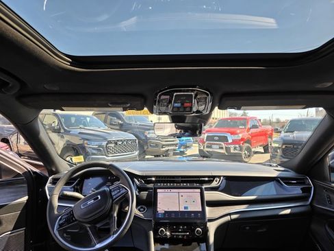 Used 2023 Jeep Grand Cherokee Overland w/ Luxury Tech Group IV image 4