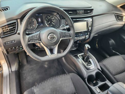 Used 2019 Nissan Rogue SV FWD image 2
