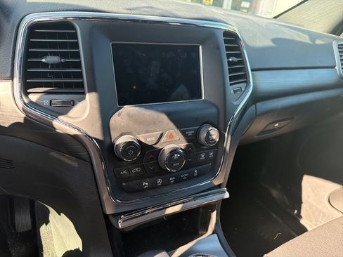 Used 2021 Jeep Grand Cherokee Laredo AWD/4WD image 10