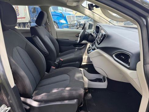Used 2023 Chrysler Voyager LX FWD image 12