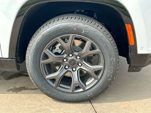 New 2026 Jeep Grand Wagoneer L Limited AWD/4WD image 10