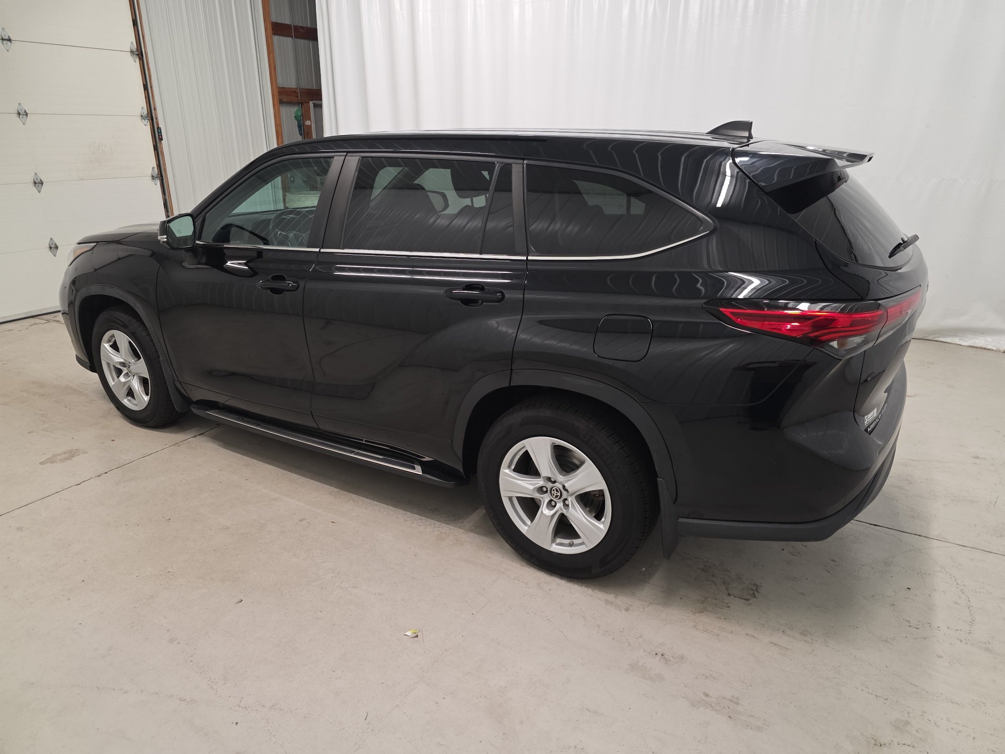Used 2023 Toyota Highlander L AWD/4WD image 16